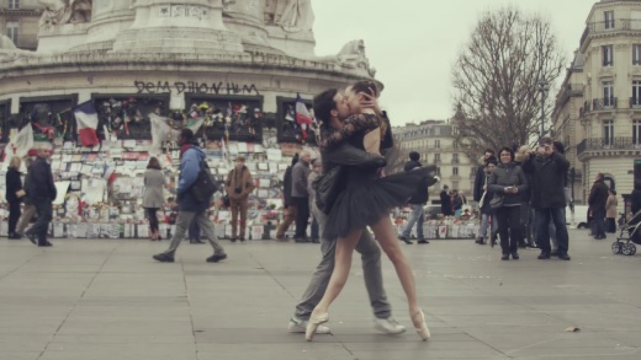 "Paris Is Kissing": des danseurs rendent hommage. "Paris Is Kissing": des danseurs rendent hommage.
