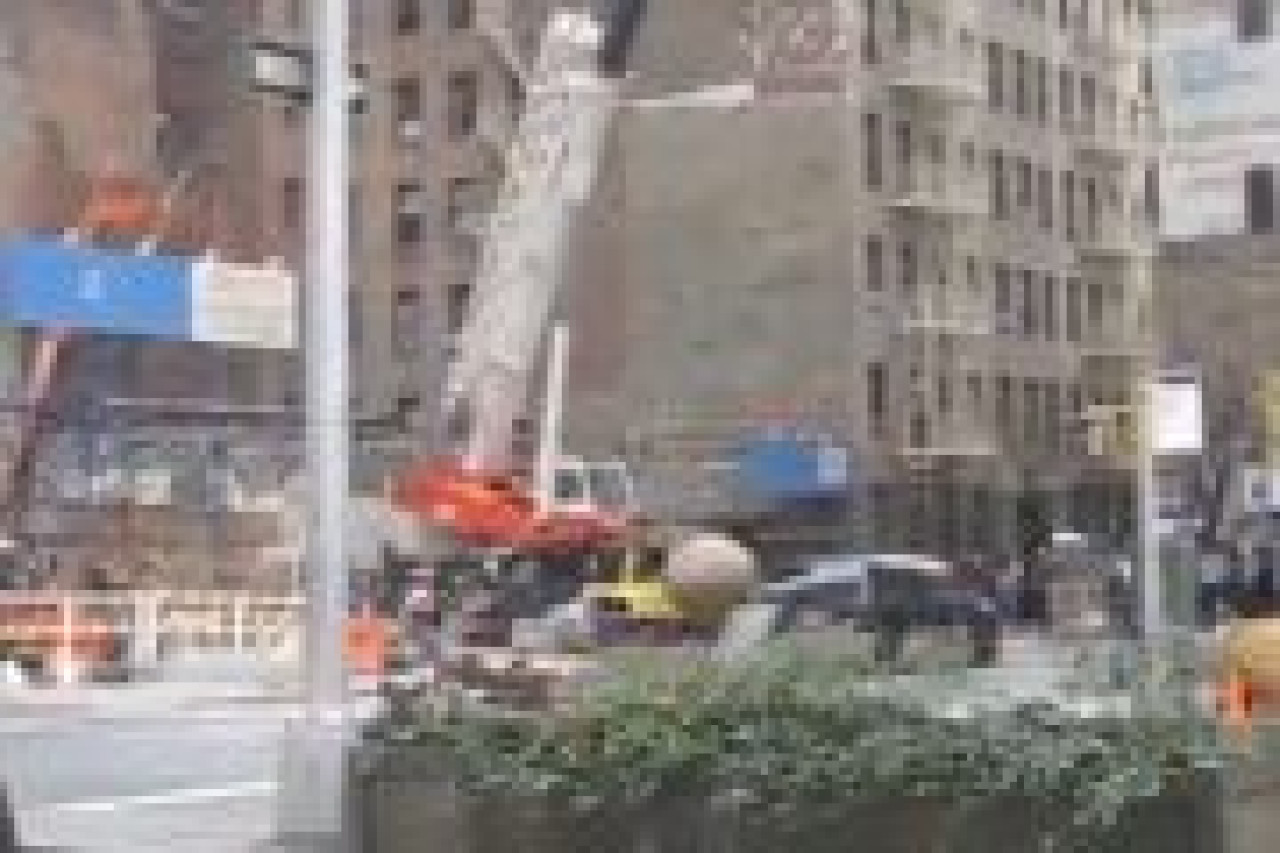 Boule de d&eacute;molition contre 1 voiture