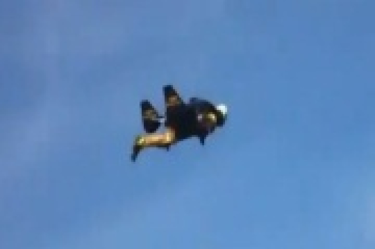 Jet Man vole avec des jets