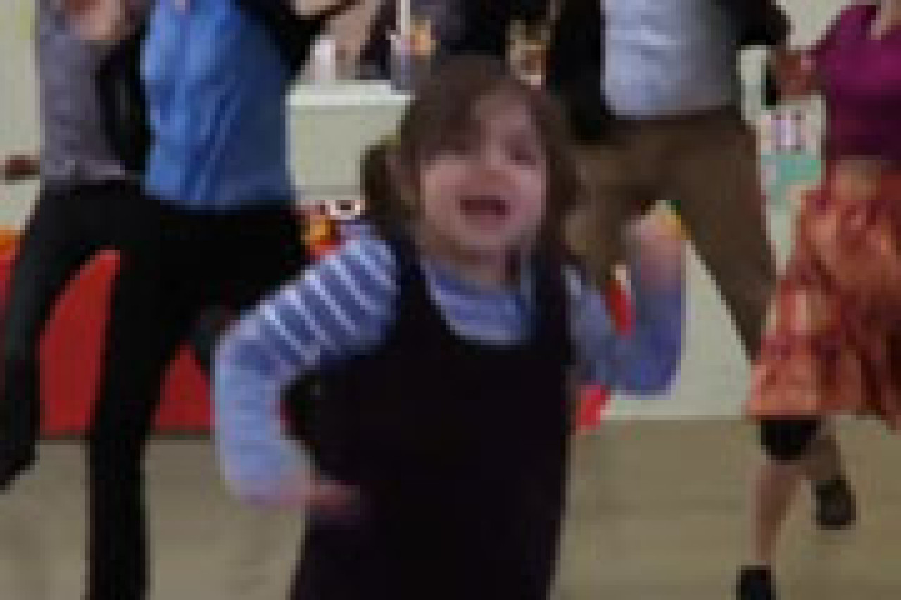 Une fillette qui mène la danse Une fillette qui mène la danse