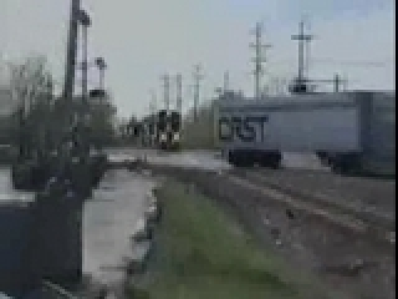 Il passe sous un camion et survit! Il passe sous un camion et survit!