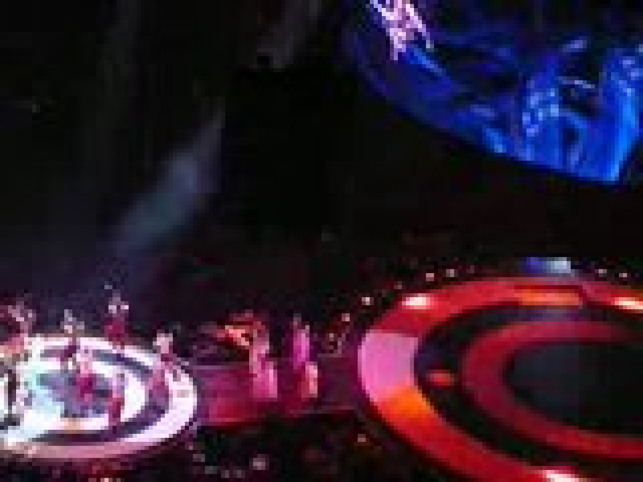 Il s'introduit sur scène avec Britney Il s'introduit sur scène avec Britney