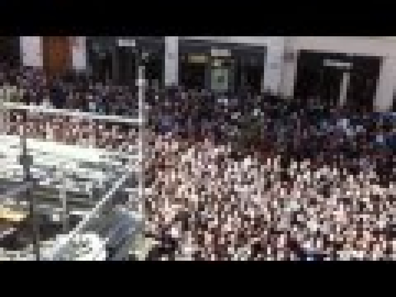 Les fans de Sexion D'Assaut en nombres bloquent la Fnac de Lyon 