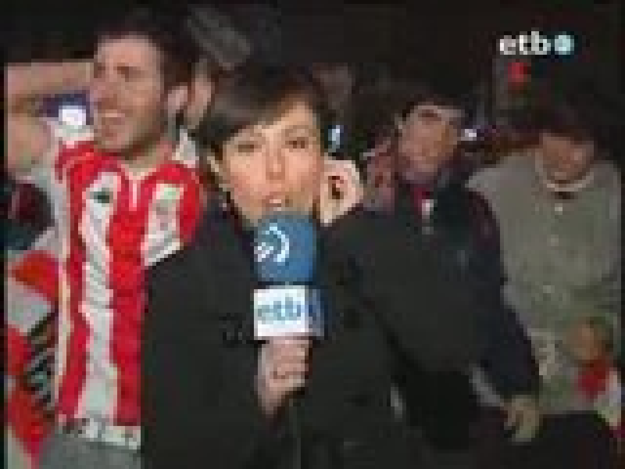 Il simule un acte sexuel en direct! Il simule un acte sexuel en direct!