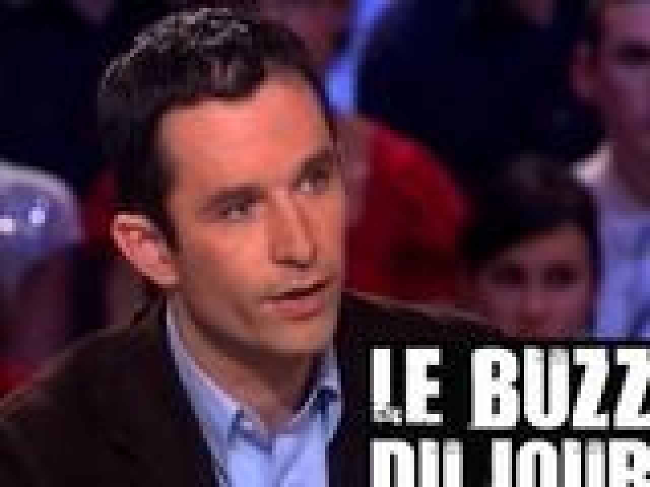 Benoit hamon fait un doigt !! 