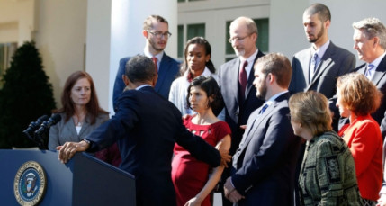 Une femme fait un malaise pendant un discours d'Obama Une femme fait un malaise pendant un discours d'Obama