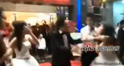 La maîtresse débarque au mariage et se bat avec la mariée La maîtresse débarque au mariage et se bat avec la mariée