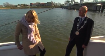 Une journaliste tombe à l'eau Une journaliste tombe à l'eau