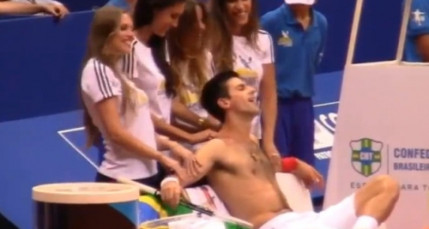 Novak Djokovic se fait masser par des mannequins