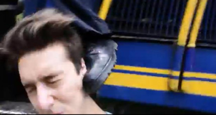 Il fait un selfie devant un train et prend un coup Il fait un selfie devant un train et prend un coup