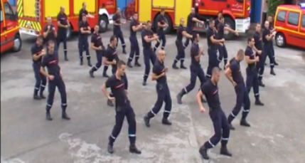 Flashmob des pompiers de St Priest Flashmob des pompiers de St Priest