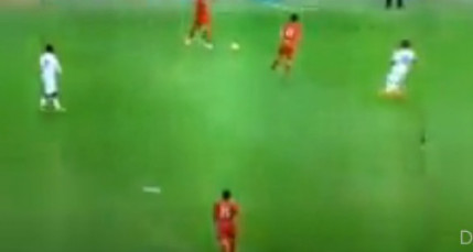 Toucher un joueur de foot avec un avion en papier !!!