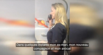 Une hôtesse de l'air fait rire des passagers Une hôtesse de l'air fait rire des passagers