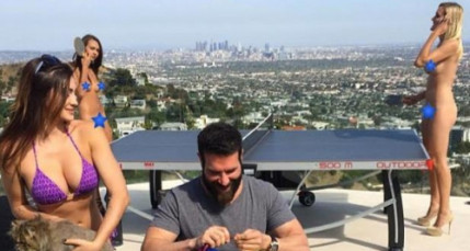 Quand le millionnaire Dan Bilzerian lance une fille du haut de son toit Quand le millionnaire Dan Bilzerian lance une fille du haut de son toit