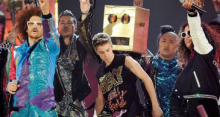 Far East Movement Ft Justin Bieber - Live My Life