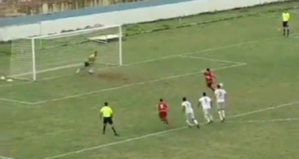 L'un des pires pénalty de l'histoire du foot !