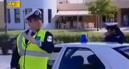 Un motard tape dans la main dun policier