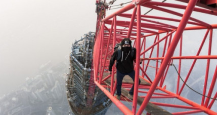 Ils gravissent la Shangai Tower et se filment. Ils gravissent la Shangai Tower et se filment.