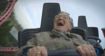 Une mamie dans des montagnes russes Une mamie dans des montagnes russes