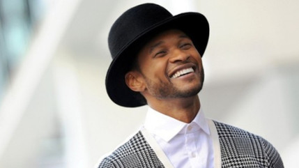 Usher déguisé en homme statue danse dans la rue ! Usher déguisé en homme statue danse dans la rue !