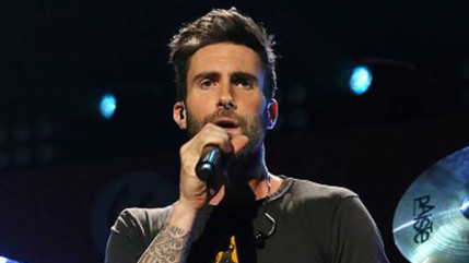 Adam Levine jette son micro sur une fan!