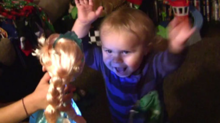 Un bébé a une réaction étonnante lorsqu'il entend la chanson de la Reine des neiges