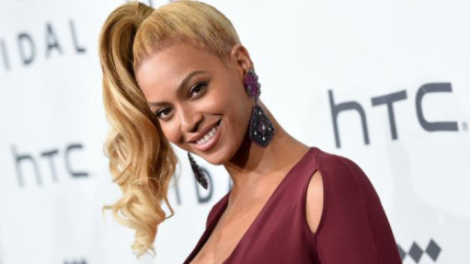 Beyoncé chante du Whitney Houston à l'école de sa fille ! Beyoncé chante du Whitney Houston à l'école de sa fille !