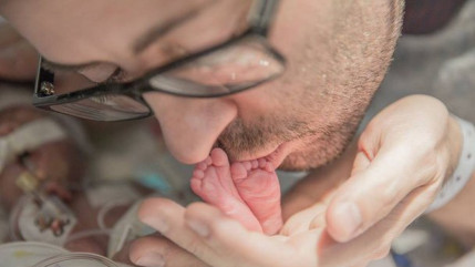 Un papa chante au chevet de son bébé mourant... Un papa chante au chevet de son bébé mourant...