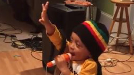 Ce petit garçon de 2 ans chante comme Bob Marley ! Ce petit garçon de 2 ans chante comme Bob Marley !