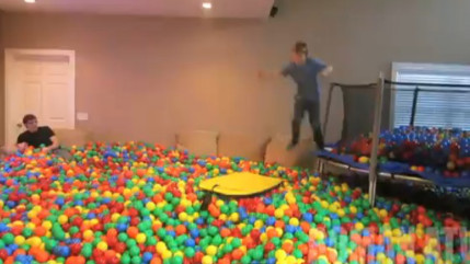 Un homme transforme sa maison en piscine à boules! Un homme transforme sa maison en piscine à boules!