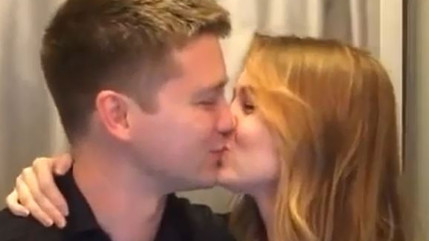 Elle annonce qu'elle est enceinte dans un photomaton Elle annonce qu'elle est enceinte dans un photomaton