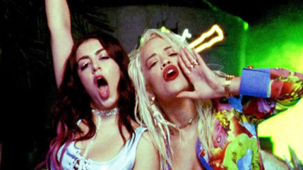 Découvrez le clip "Doing It" de Charli XCX et Rita Ora! Découvrez le clip "Doing It" de Charli XCX et Rita Ora!