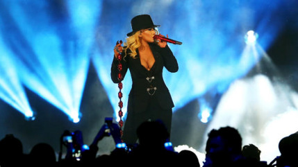 Le comeback de Christina Aguilera pendant un match de basketball! Le comeback de Christina Aguilera pendant un match de basketball!