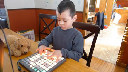 Un garçon de 5 ans joue Madeon à la perfection! Un garçon de 5 ans joue Madeon à la perfection!