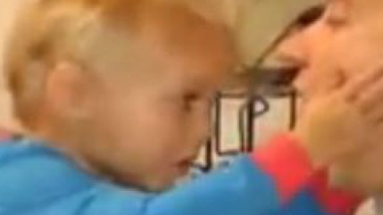 Ce papa fait une blague à son enfant ! Ce papa fait une blague à son enfant !