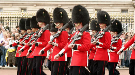Un conseil : ne jamais embêter les gardes royaux! Un conseil : ne jamais embêter les gardes royaux!