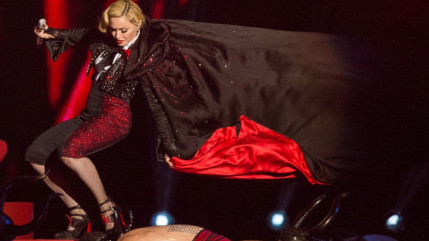 Madonna tombe pendant les Brit Awards! Madonna tombe pendant les Brit Awards!