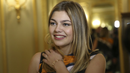 Louane est dans l'incapacit&eacute; de chanter "Mistral Gagnant"...