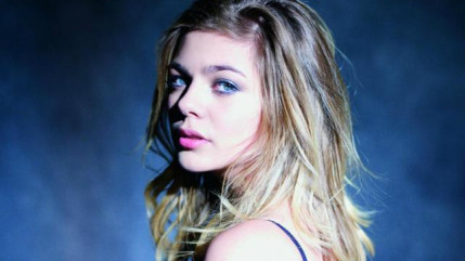 Louane en pleine nature dans son nouveau clip !