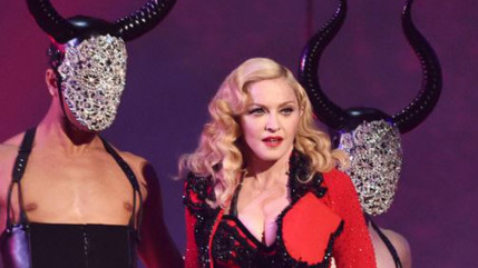 D&eacute;couvrez le show de Madonna sur "Living For Love" aux Grammy Awards !
