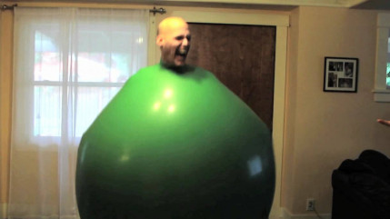 Un homme rentre dans un ballon en entier! Un homme rentre dans un ballon en entier!