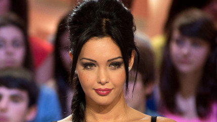 Duel de pole dance entre Nabilla et Enora Malagré Duel de pole dance entre Nabilla et Enora Malagré