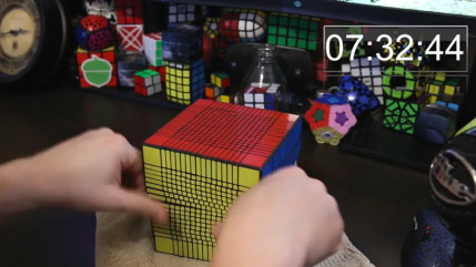 Un homme a passé 7 heures à résoudre le plus gros Rubik's cube du monde!