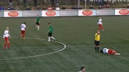 Un arbitre casse le nez d'un joueur de foot! Un arbitre casse le nez d'un joueur de foot!