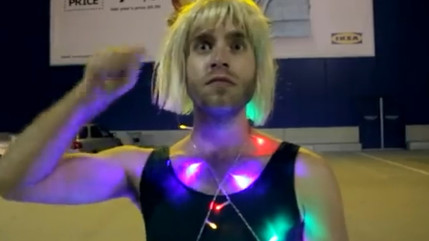 Il refait le clip de Sia "Chandelier" dans un IKEA!