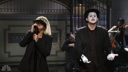 Sia chante "Elastic Heart" en live au Saturday Night Live! Sia chante "Elastic Heart" en live au Saturday Night Live!