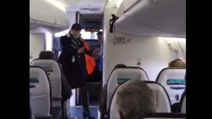 Une hôtesse de l'air danse sur "Uptown Funk" ! Une hôtesse de l'air danse sur "Uptown Funk" !