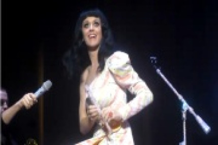 Katy Perry joue de la flute… Katy Perry joue de la flute…