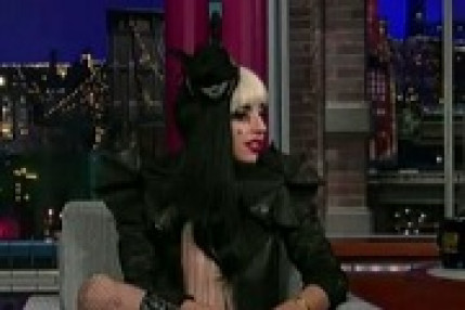 Lady gaga mange du papier