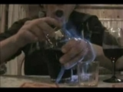 Régis boit de l'alcool flambé! Régis boit de l'alcool flambé!